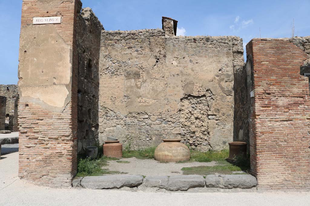 VI.10.10 Pompeii. December 2018. Looking north to shop. Photo courtesy of Aude Durand.