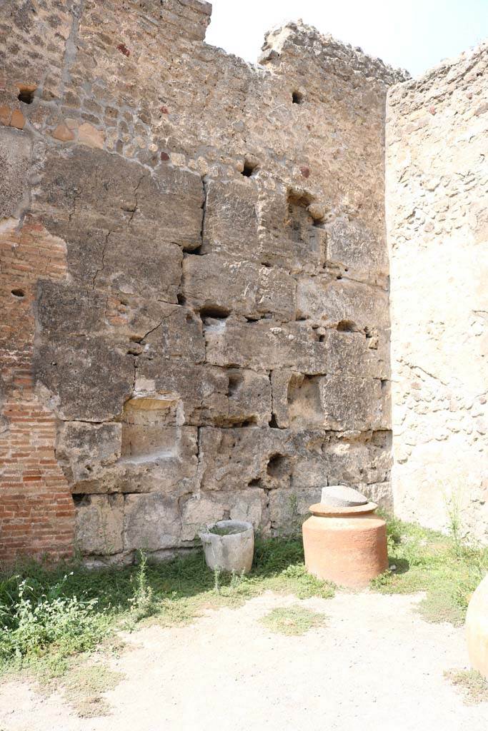 VI.10.10 Pompeii. December 2018. 
Looking towards west wall. Photo courtesy of Aude Durand.
