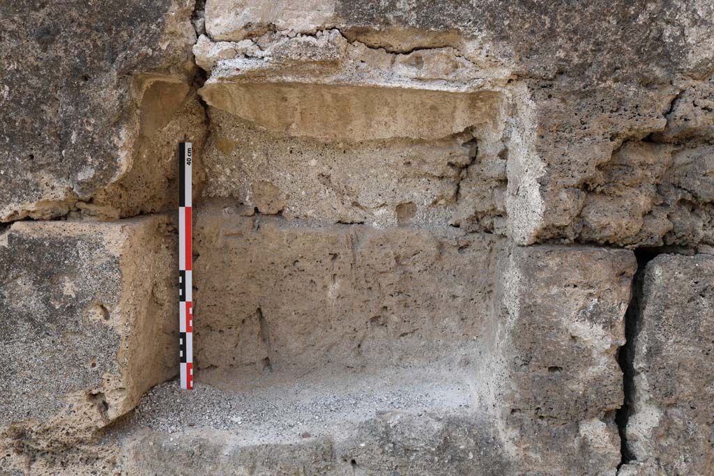 VI.10.10 Pompeii. December 2018. Detail of square niche set in west wall. Photo courtesy of Aude Durand.