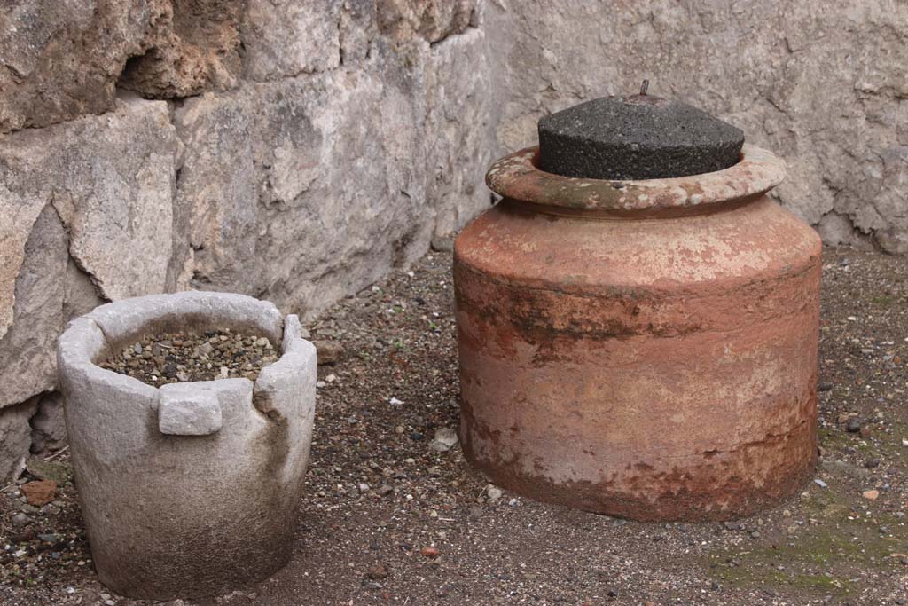 VI.10.10 Pompeii. October 2020. Urn near west wall of shop. Photo courtesy of Klaus Heese. 