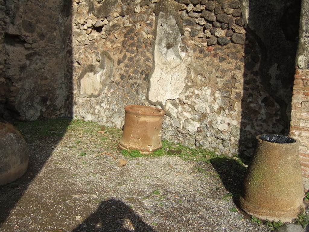 VI.10.10 Pompeii. December 2005. East wall, with cistern cover, and modern rubbish bin!