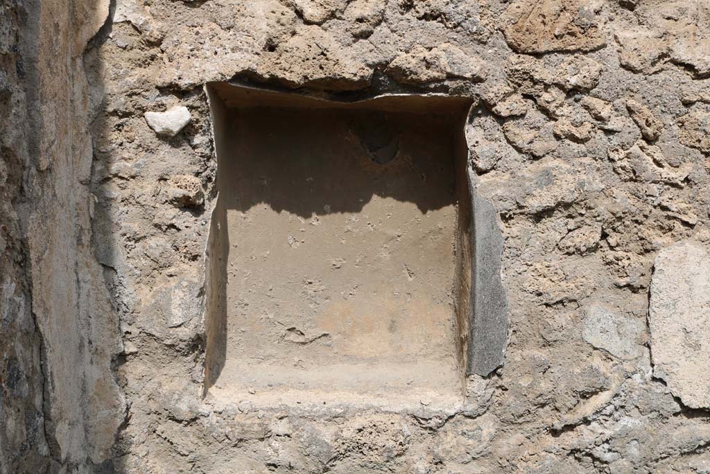 VI.10.13 Pompeii. December 2018. Niche at west end of north wall. Photo courtesy of Aude Durand.