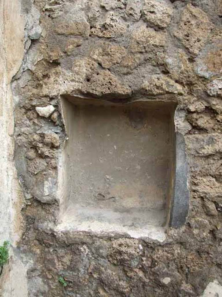 VI.10.13 Pompeii. May 2010. Niche on west side of the north wall.
According to Boyce, in the south wall was a large rectangular niche coated with white stucco like that of the walls of the room. Fiorelli called it la nicchia pe’ Lari. See Boyce G. K., 1937. Corpus of the Lararia of Pompeii. Rome: MAAR 14. (p.50). According to Liselotte Eschebach, this niche is on the west side of the rear wall.  See Eschebach, L., 1993. Gebäudeverzeichnis und Stadtplan der antiken Stadt Pompeji. Köln: Böhlau. (p.196)
