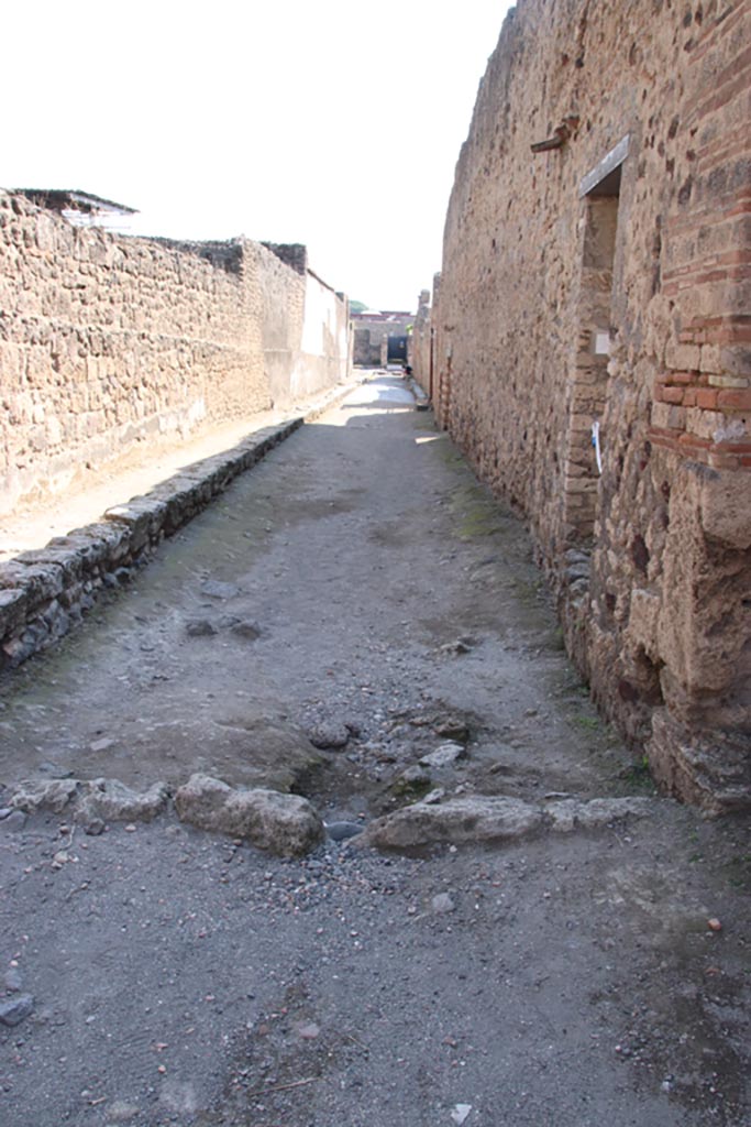 VI.10.18 Pompeii. October 2022. 
Looking south in Vicolo del Fauno from entrance doorway, on right. Photo courtesy of Klaus Heese.
