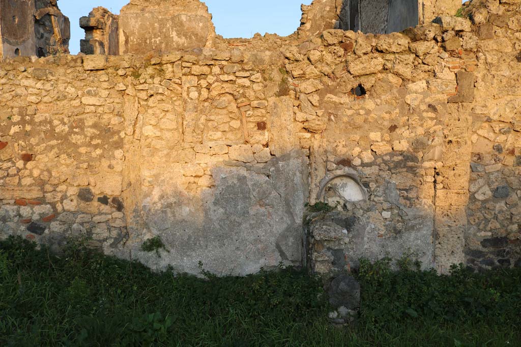 VI.11.3 Pompeii. December 2018. Looking towards east wall, with niche. Photo courtesy of Aude Durand.