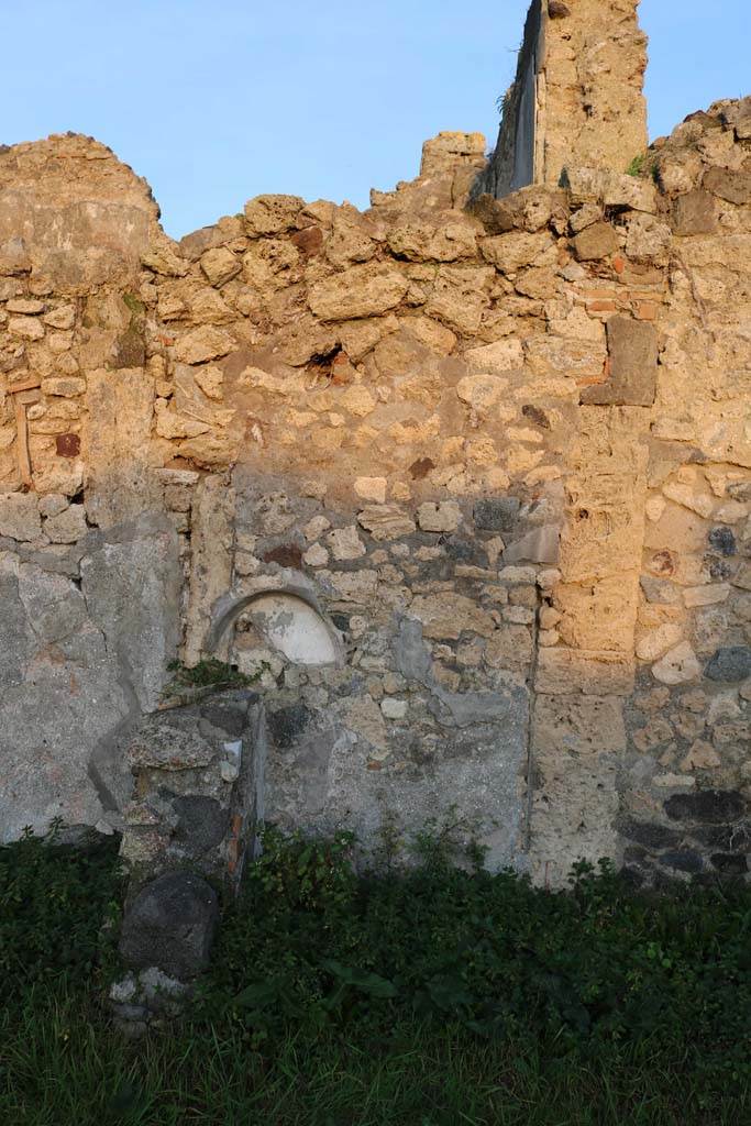 VI.11.3 Pompeii. December 2018. 
East wall, with niche. At the rear of the wall is VI.11.19. Photo courtesy of Aude Durand.
