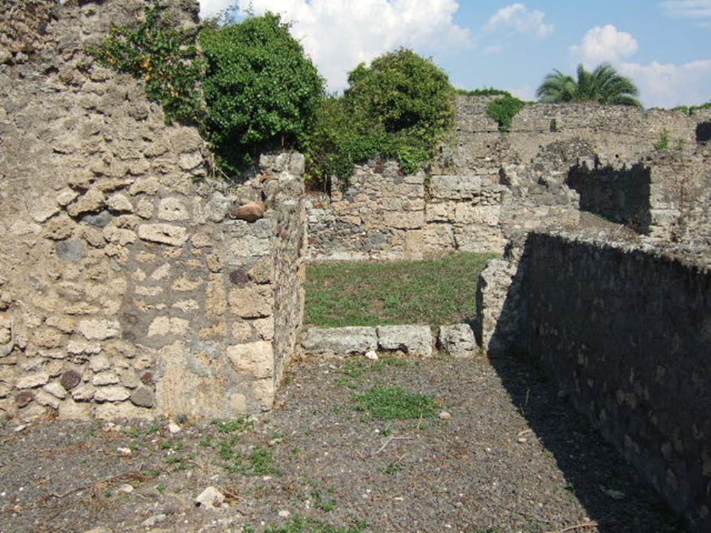 VI.11.5 Pompeii. September 2005. Looking east towards doorway to large garden area, with VI.11.15 and VI.11.16 at rear.