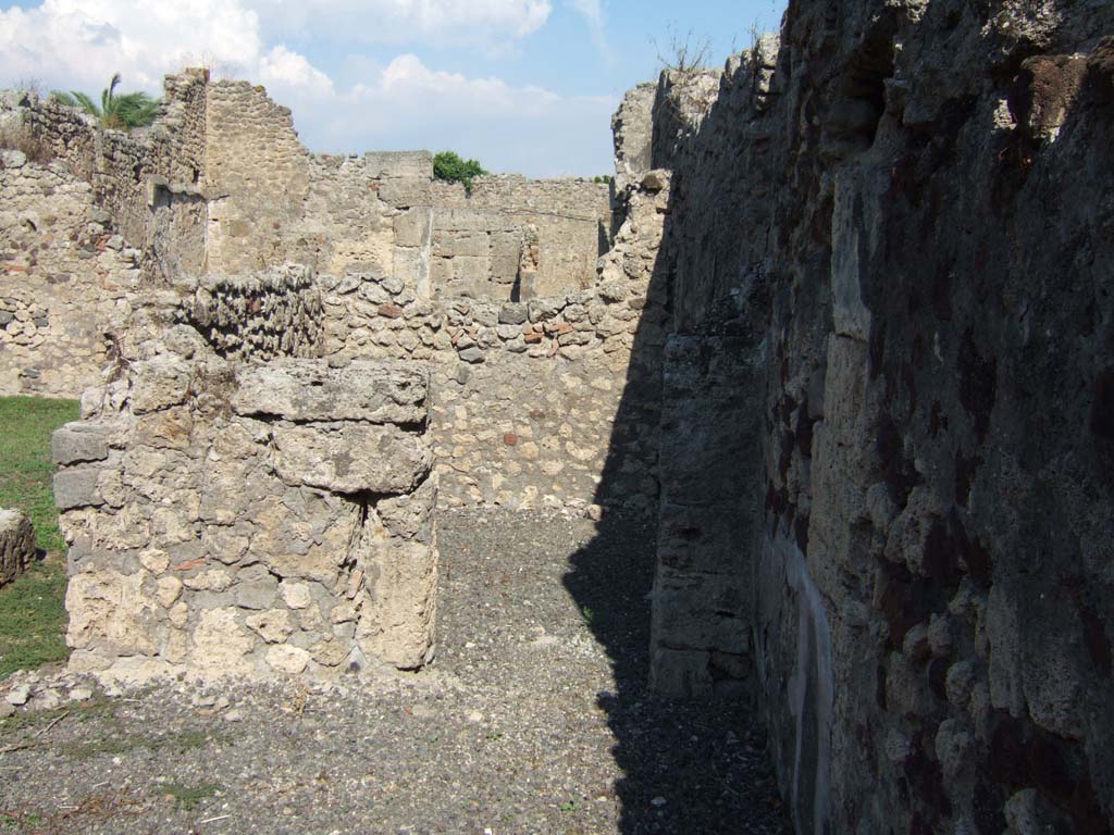VI.11.7 Pompeii. September 2005. Looking east to doorway to cubiculum.