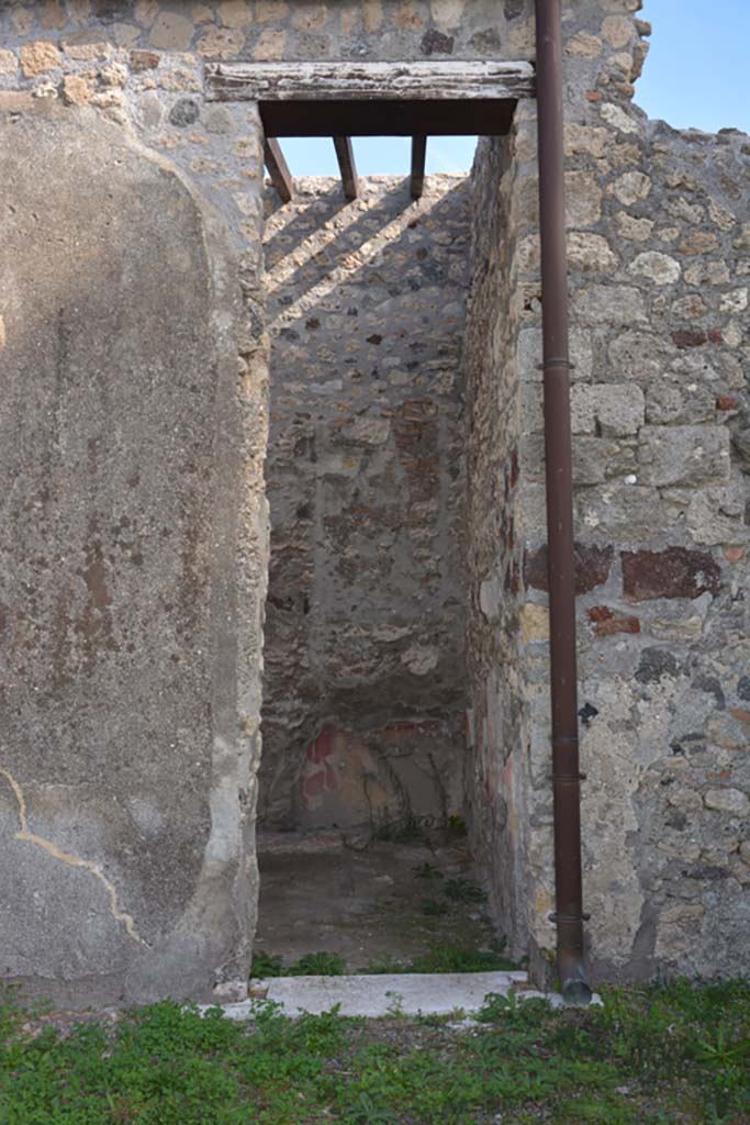 VI.11.9 Pompeii. October 2017. Room 29, looking east towards doorway from atrium of VI.11.9.
Foto Annette Haug, ERC Grant 681269 DÉCOR
(Note: for more photos of this room, see VI.11.10 room 29).


