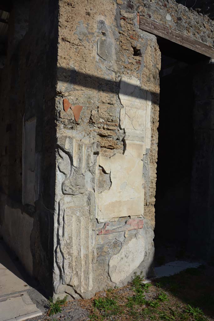 VI.11.10 Pompeii. October 2017. 
Room 33, detail of pilaster on east side of tablinum/north wall of atrium.
Foto Annette Haug, ERC Grant 681269 DÉCOR

