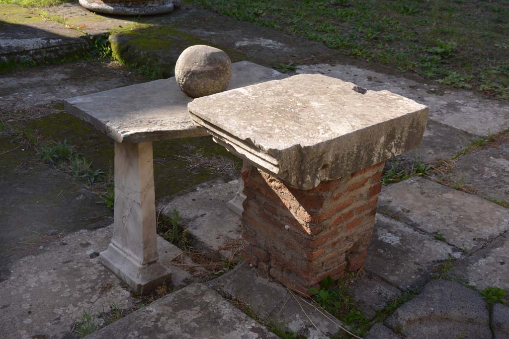 VI.11.10 Pompeii. October 2017. Atrium 27, looking south-west across impluvium towards marble table and stone ball.
Foto Annette Haug, ERC Grant 681269 DÉCOR

