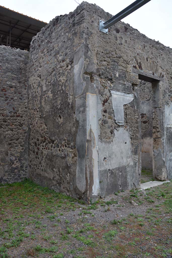 VI.11.10 Pompeii. October 2017. 
Room 32, south wall of east ala, and east wall of atrium with doorway to room 30, on right.
Foto Annette Haug, ERC Grant 681269 DÉCOR
