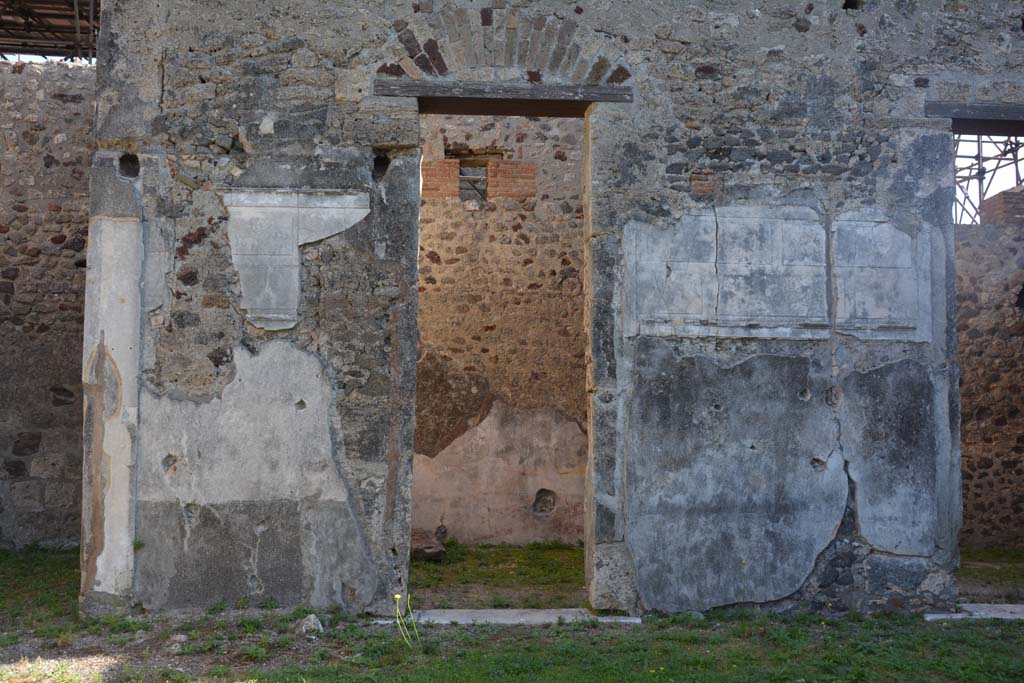 VI.11.10 Pompeii. October 2017. 
East side of atrium with detail of stucco decoration, room 32, on left, room 30, in centre, and room 26, on right.
Foto Annette Haug, ERC Grant 681269 DÉCOR
