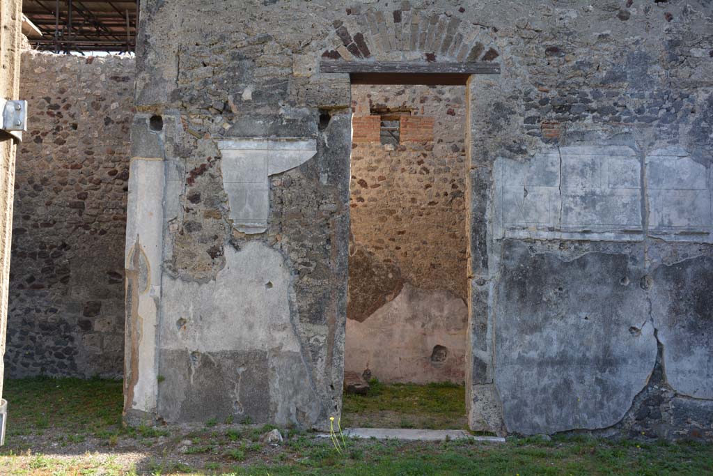 VI.11.10 Pompeii. October 2017. Doorway to room 30, in centre, on east side of atrium.
Foto Annette Haug, ERC Grant 681269 DÉCOR
