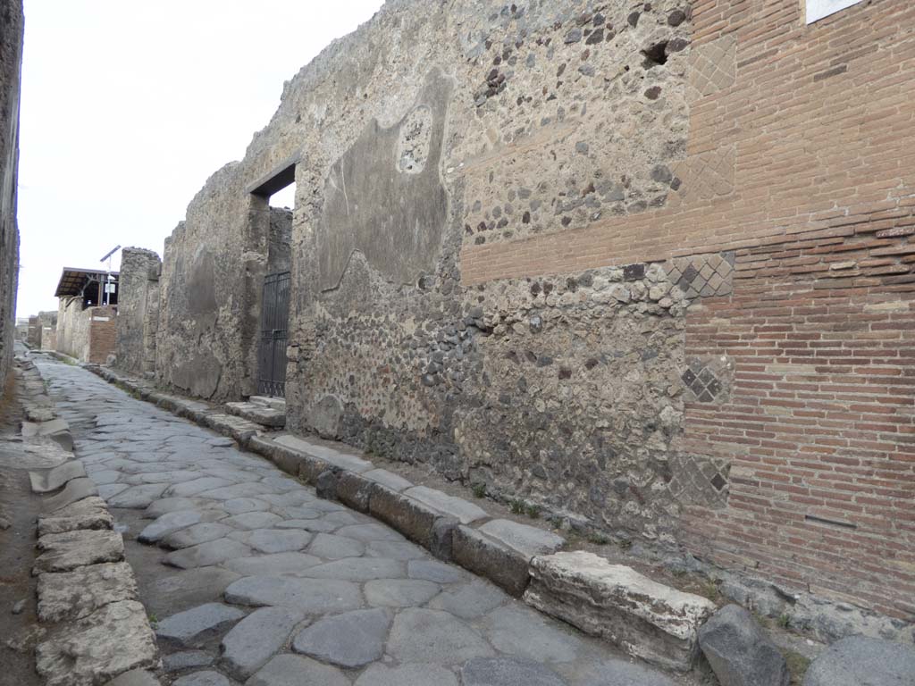 VI.11.10 Pompeii. September 2017. Looking west along north side of Vicolo di Mercurio towards entrance doorway.
Foto Annette Haug, ERC Grant 681269 DÉCOR


