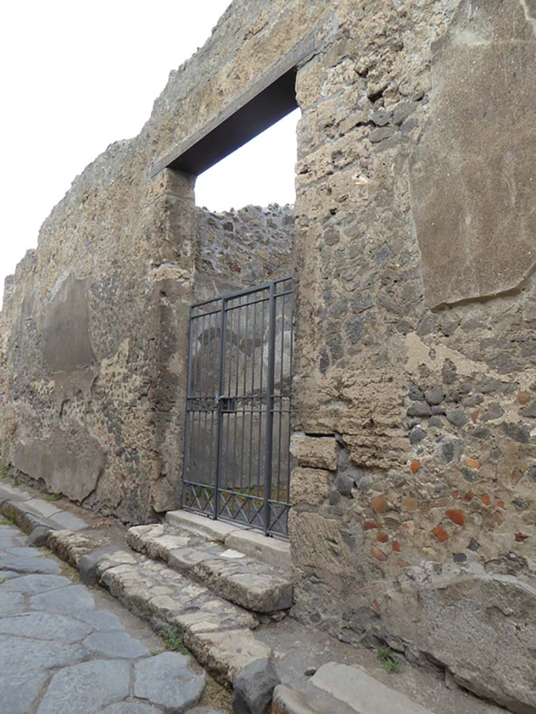 VI.11.10 Pompeii. September 2017.
Looking west along north side of Vicolo di Mercurio towards entrance doorway. 
Foto Annette Haug, ERC Grant 681269 DÉCOR
