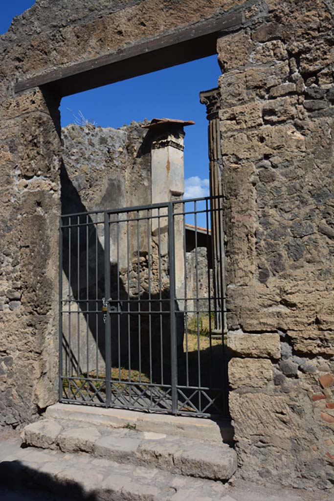 VI.11.10 Pompeii. July 2017. 
Looking through entrance doorway towards west side of entrance vestibule showing pilaster with stucco decoration.
Foto Annette Haug, ERC Grant 681269 DÉCOR


