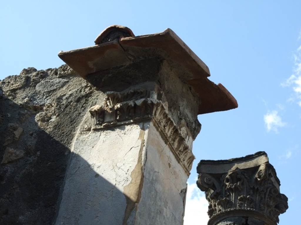 VI.11.10 Pompeii. March 2009. 
Capital at top of pilaster with stucco decoration on west side of vestibule, with capital of atrium column, on right.
