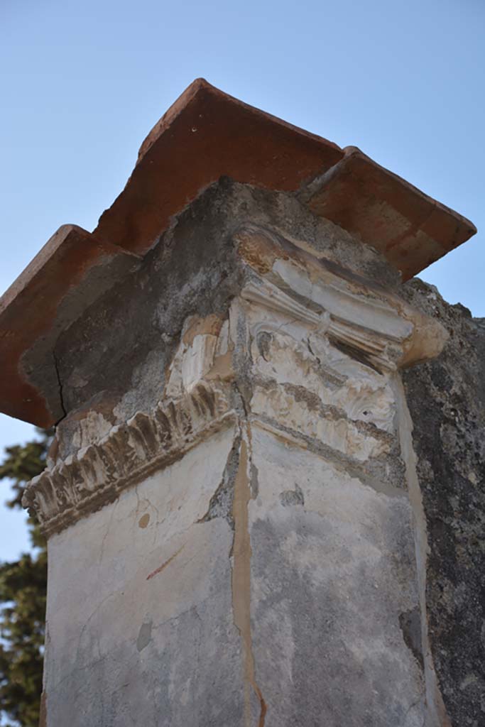 VI.11.10 Pompeii. October 2017. 
West side of vestibule, looking south towards detail of stucco capital decoration.
Foto Annette Haug, ERC Grant 681269 DÉCOR
