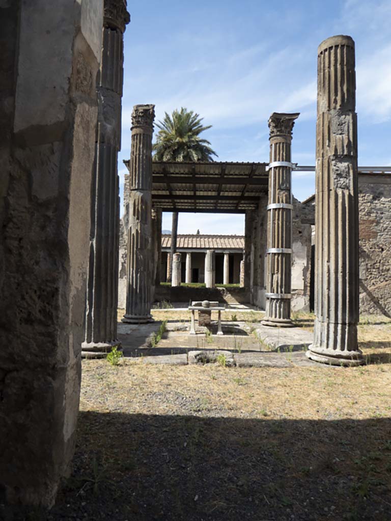 VI.11.10 Pompeii. September 2017. 
Looking north from entrance corridor towards columns, impluvium and marble table.
Foto Annette Haug, ERC Grant 681269 DÉCOR
