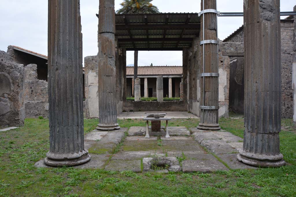 VI.11.10 Pompeii. October 2017. Looking north towards impluvium in atrium, and across to tablinum and through to peristyle.
Foto Annette Haug, ERC Grant 681269 DÉCOR
