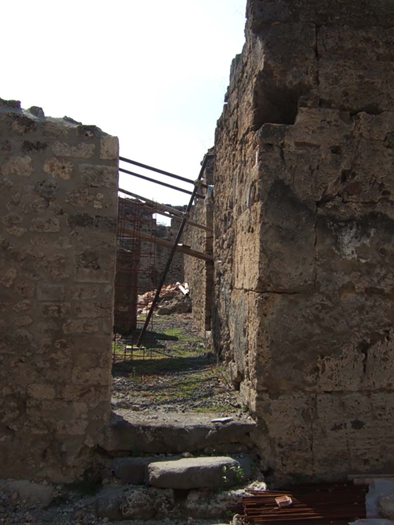 VI.11.11 Pompeii. September 2005. Entrance doorway with two steps, looking west.
According to Eschebach, originally there was a staircase in the corridor, but now vanished.
