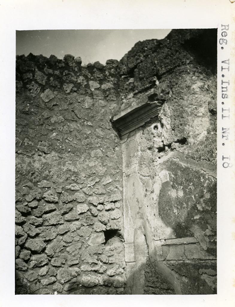VI.11.18 Pompeii, according to Warsher. Pre-1937-39. Corner of wall in 18, 19 or 20?
Photo courtesy of American Academy in Rome, Photographic Archive. Warsher collection no. 027.

