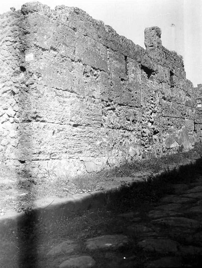 VI.11.13 Pompeii. W1502. Façade on north side of entrance doorway.
Photo by Tatiana Warscher. Photo © Deutsches Archäologisches Institut, Abteilung Rom, Arkiv. 
