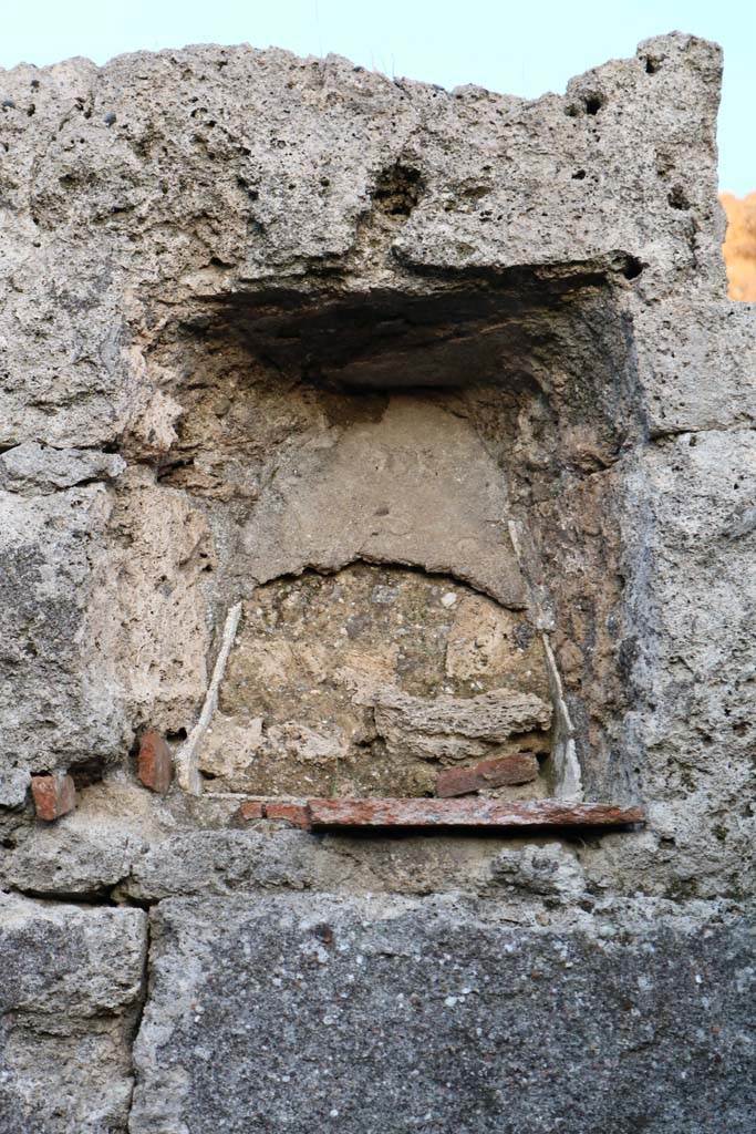 VI.11.13 Pompeii. December 2018. 
Niche in upper east wall of room on north side of entrance corridor. Photo courtesy of Aude Durand.

