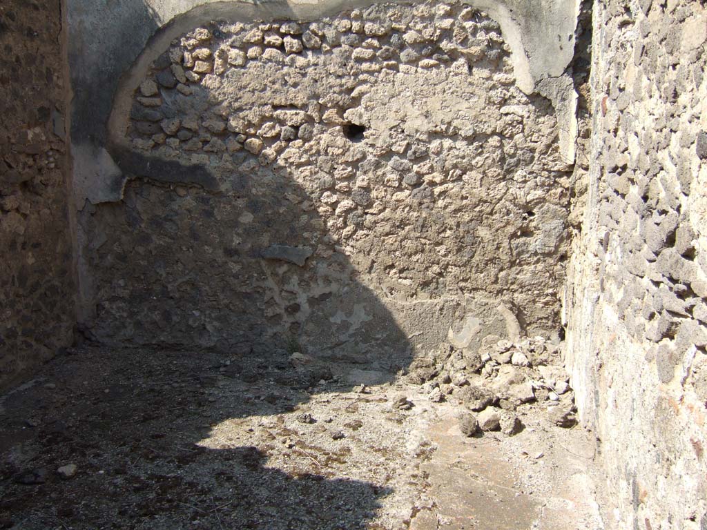 VI.11.13 Pompeii. September 2005. Looking north into triclinium, on north side of corridor.