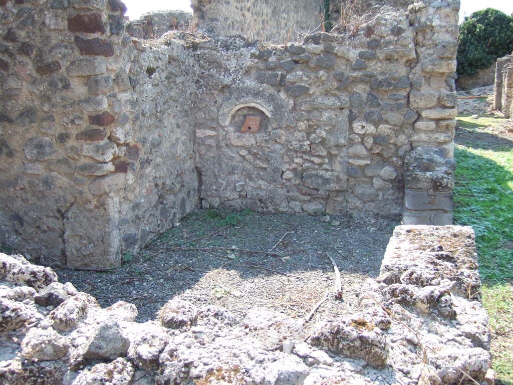 VI.11.13 Pompeii. September 2005. Cubiculum on south side of open area, with niche in west wall.