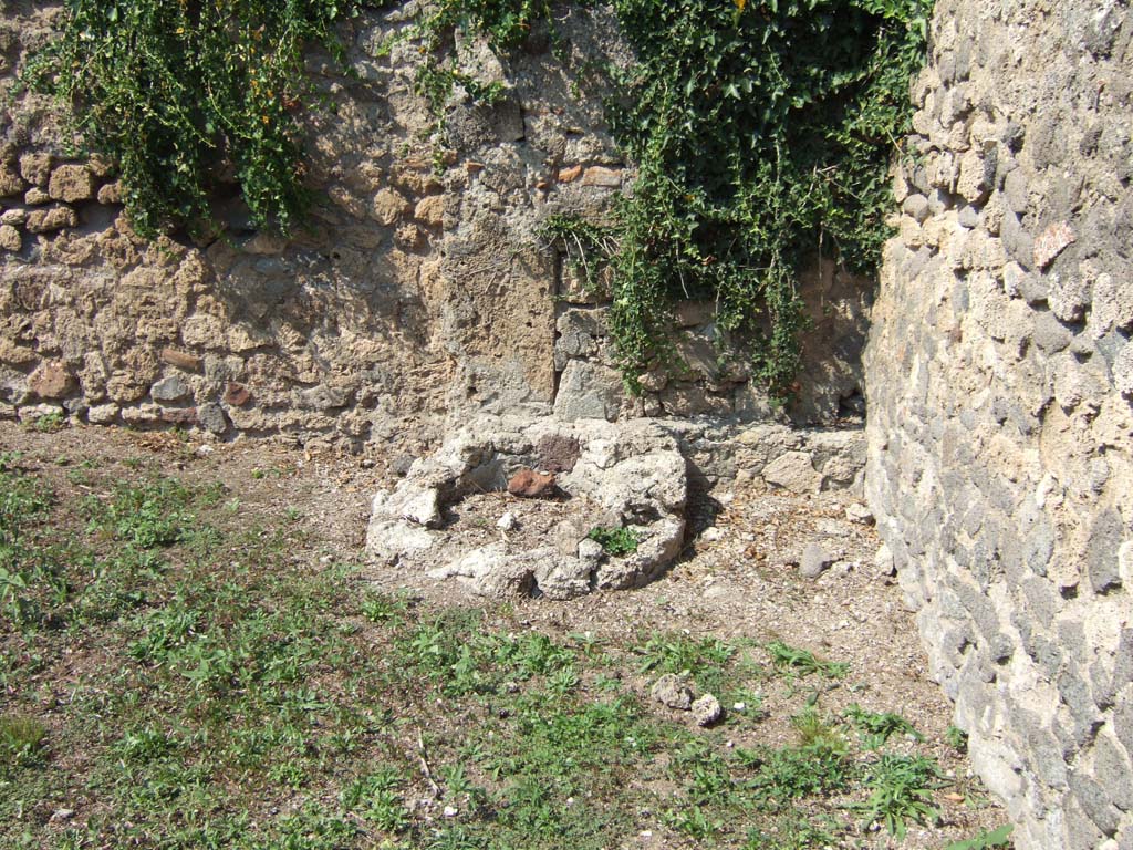 VI.11.13 Pompeii. September 2005. Cistern head in north-east corner of open area.