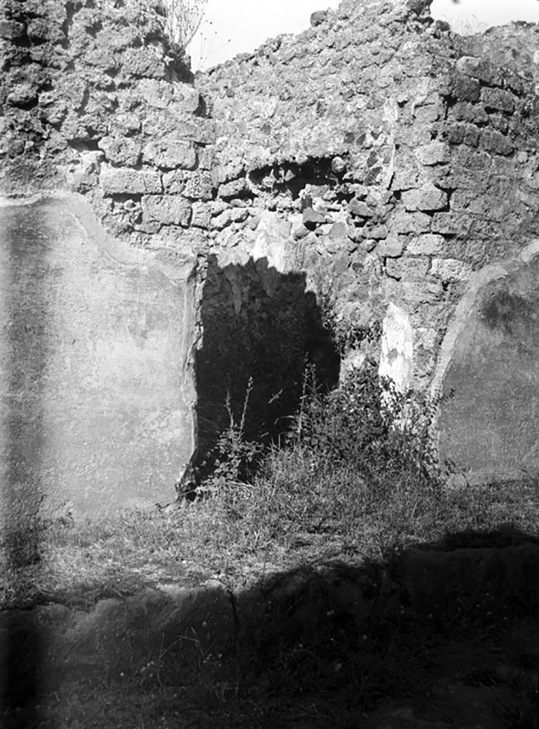 VI.11.16 Pompeii. W1498. Entrance doorway, looking west on Vicolo del Labirinto.
Photo by Tatiana Warscher. Photo © Deutsches Archäologisches Institut, Abteilung Rom, Arkiv. 
