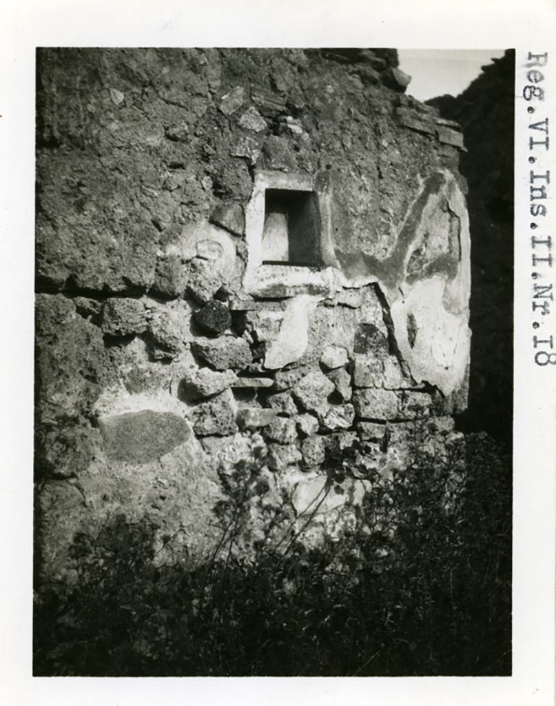 VI.11.17 Pompeii but shown as VI.11.18 on photo. Pre-1937-39. 
Looking north towards interior wall with niche, between doorways to two rooms.
Photo courtesy of American Academy in Rome, Photographic Archive. Warsher collection no. 1931.

