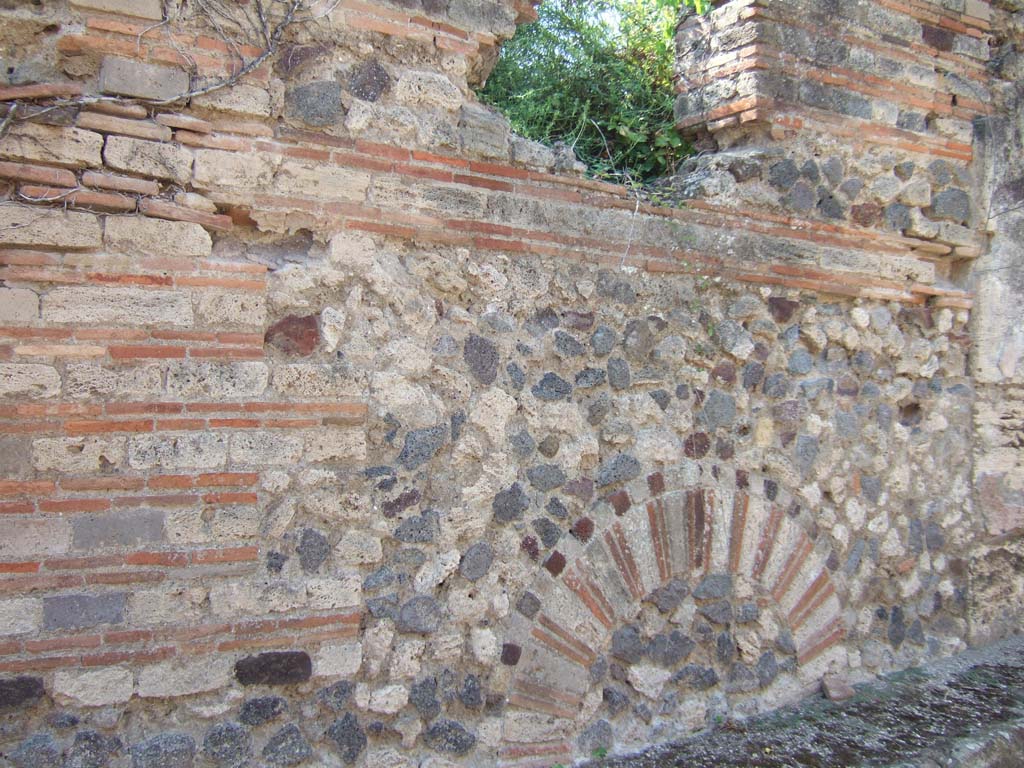 Wall between VI.11.18 and VI.11.19, on Vicolo del Labirinto. September 2005.