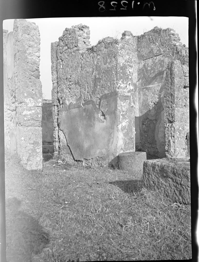 VI.11.19 Pompeii. W 1558. Looking east from atrium towards south wall of fauces, or entrance corridor (1).
Photo by Tatiana Warscher. Photo © Deutsches Archäologisches Institut, Abteilung Rom, Arkiv.
