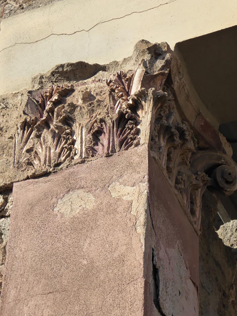 VI.12.2 Pompeii. January 2017. Capital on west pilaster of Exedra.
Foto Annette Haug, ERC Grant 681269 DÉCOR.

