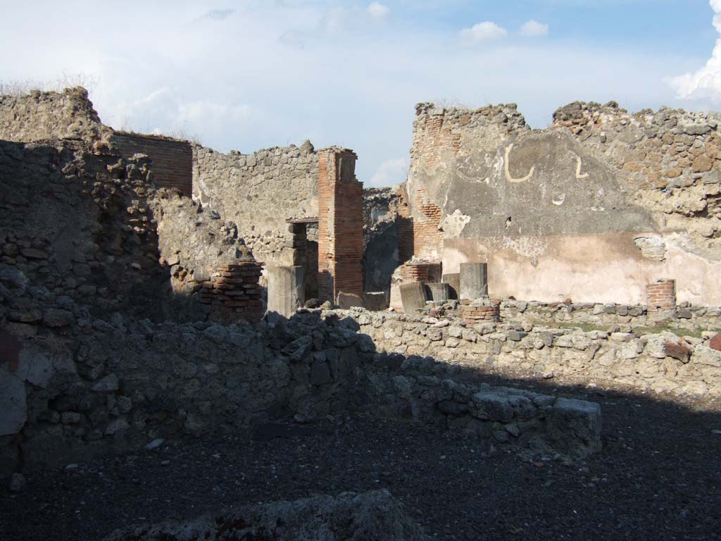 VI.13.2 Pompeii. September 2005. Looking north-east across peristyle.