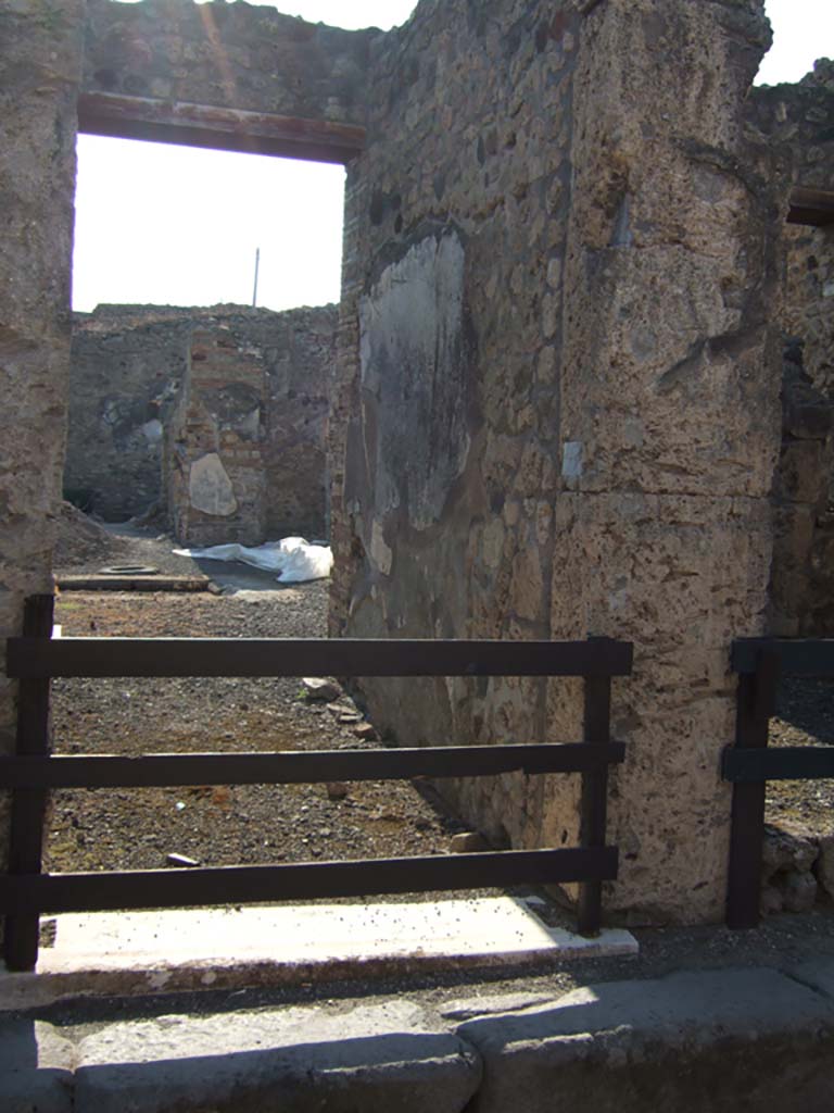 VI.13.10 Pompeii. September 2005. Looking west towards entrance doorway.