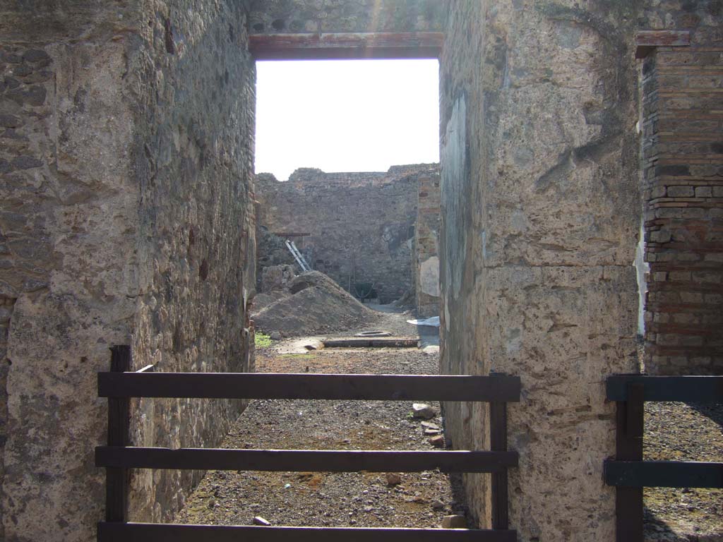 VI.13.10 Pompeii. September 2005. Entrance doorway.