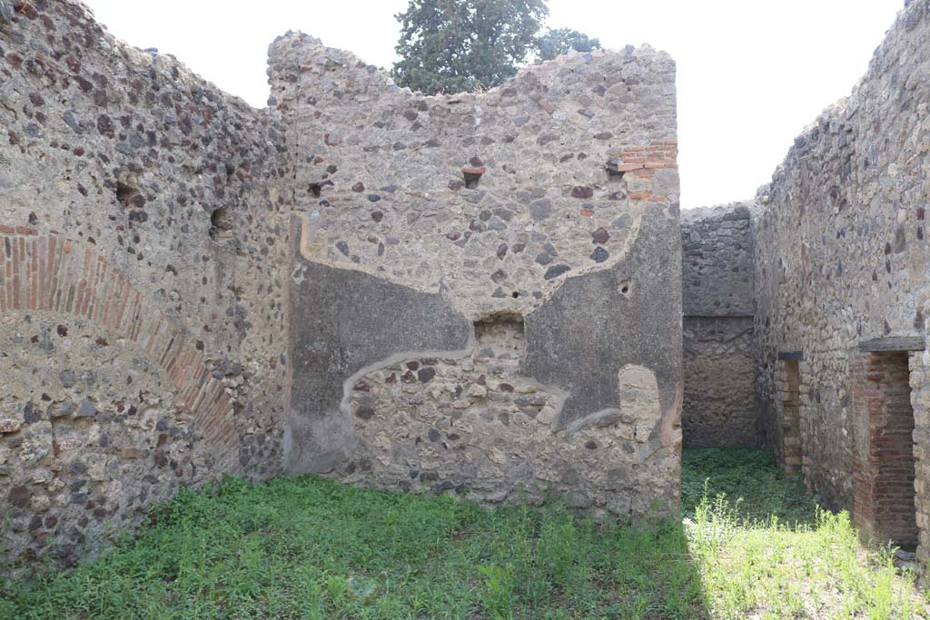 VI.13.16 Pompeii. December 2018. Looking towards west wall in garden area with niche. Photo courtesy of Aude Durand.
