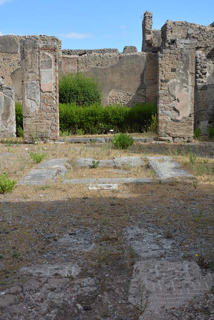 VI.14.12 Pompeii. July 2017. Looking north across atrium towards doorway to garden area.
Foto Annette Haug, ERC Grant 681269 DÉCOR.

