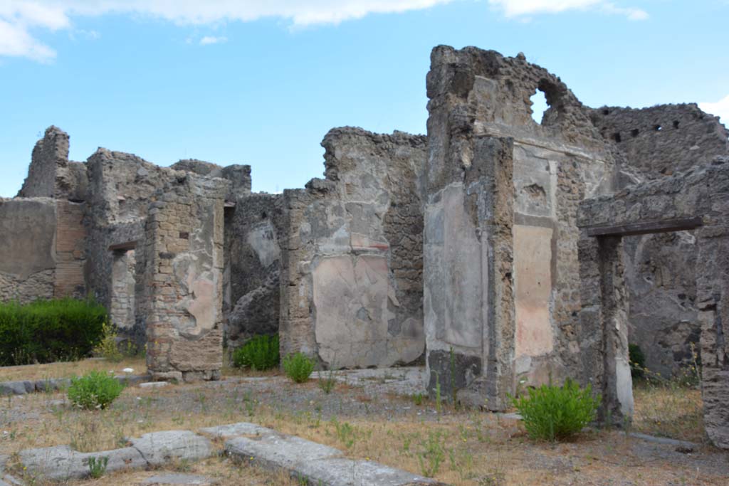 VI.14.12 Pompeii. July 2017. Looking north-east across atrium towards doorway to triclinium, and east ala, in centre.
Foto Annette Haug, ERC Grant 681269 DÉCOR.
