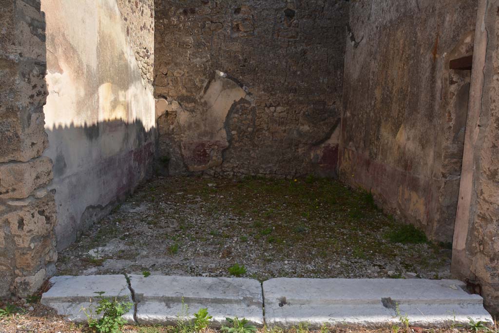 VI.14.20 Pompeii. October 2019. Room 10, looking east across threshold into triclinium.  
Foto Annette Haug, ERC Grant 681269 DÉCOR.
