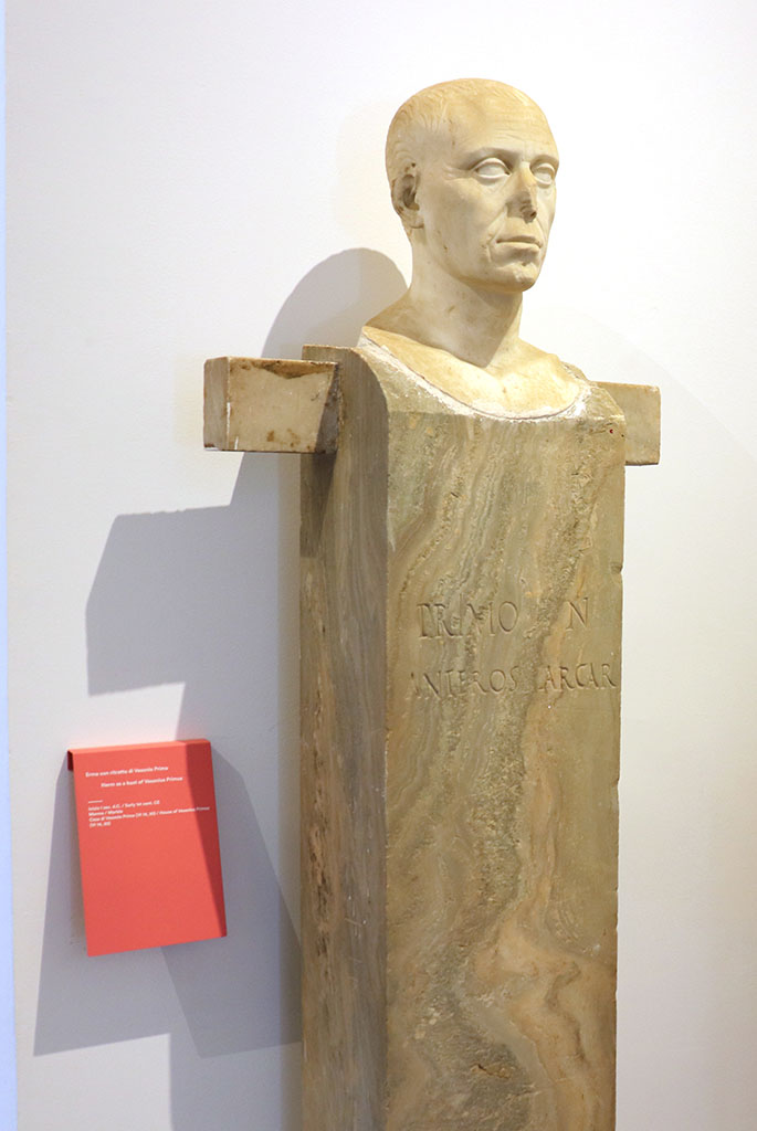 VI.14.20 Pompeii. February 2021. 
Marble portrait herm of Vesonius Primus, on display in Antiquarium at VIII.1.4, with the inscription -
PRIMO N(ostro)
ANTEROS ARCAR(IUS)
Photo courtesy of Fabien Bièvre-Perrin (CC BY-NC-SA).

