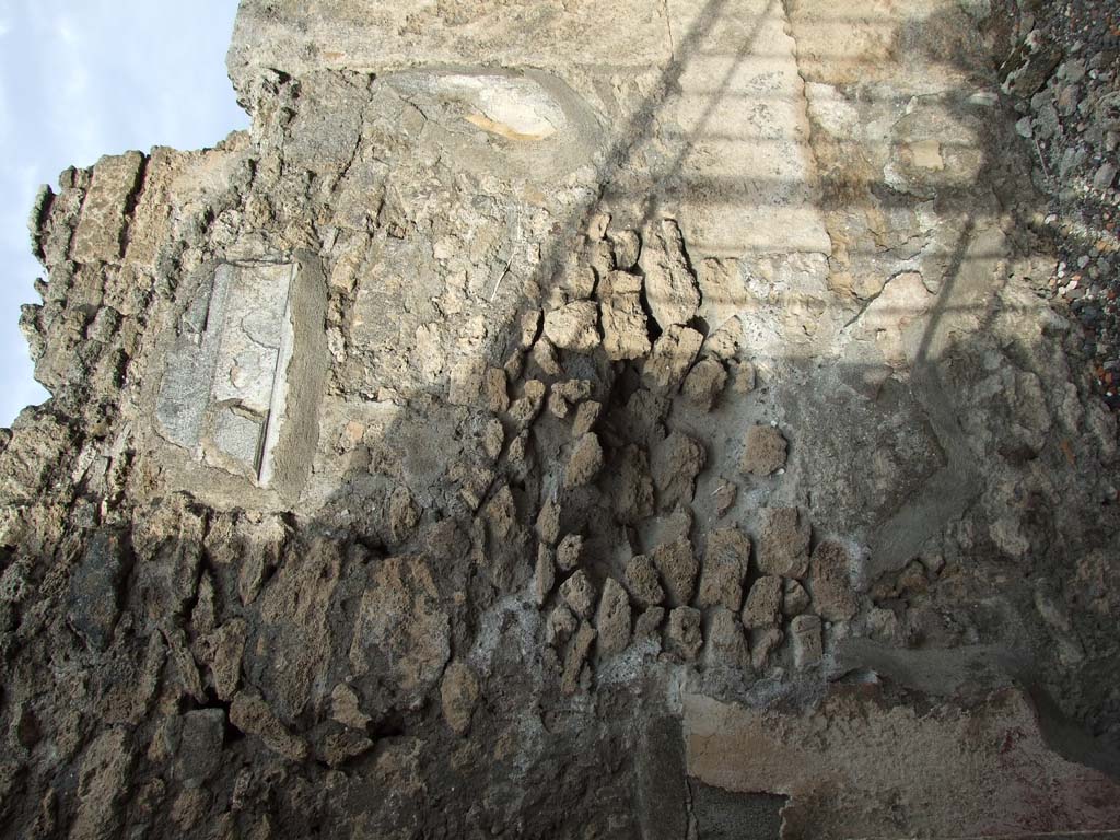 VI.14.43 Pompeii. December 2006. Remains of wall plaster on inside left hand side of entrance