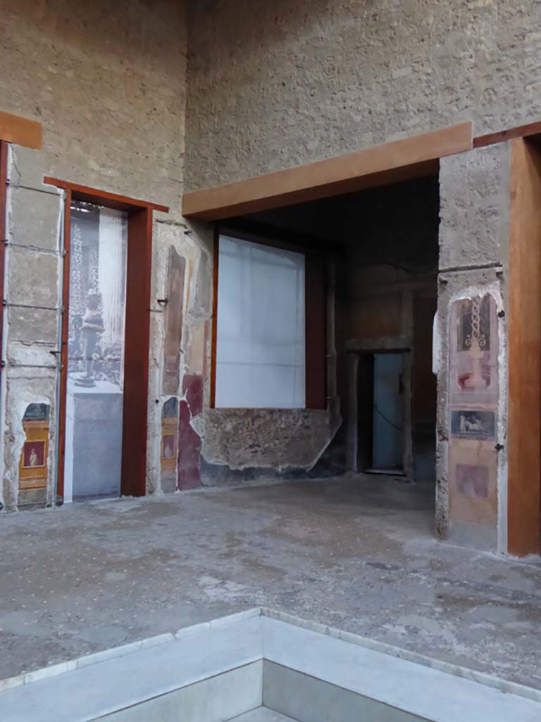 VI.15.1 Pompeii. January 2017. Looking north-west across impluvium in atrium towards north ala.
Foto Annette Haug, ERC Grant 681269 DÉCOR.
