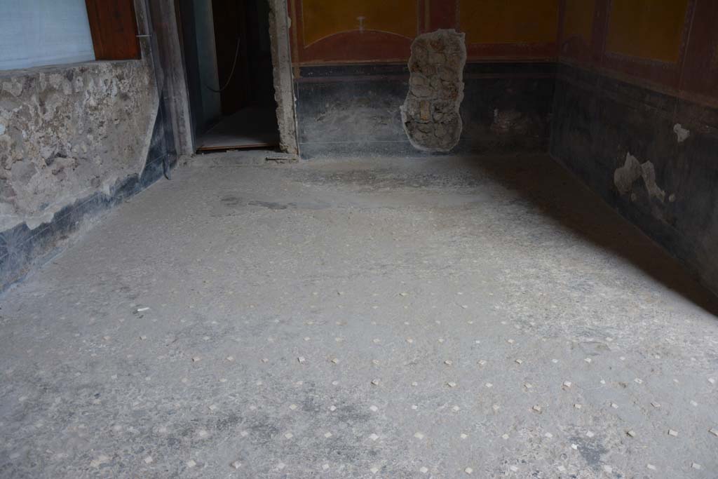 VI.15.1 Pompeii. July 2017. Looking north across flooring in ala on north side of atrium.
Foto Annette Haug, ERC Grant 681269 DÉCOR.
