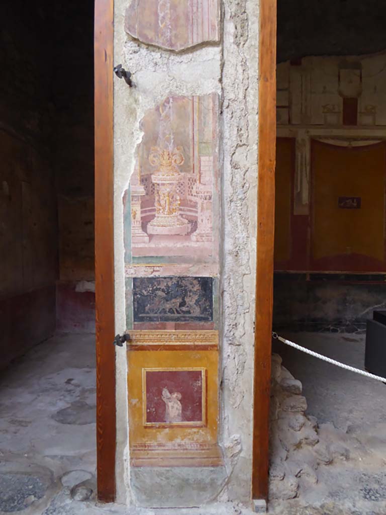VI.15.1 Pompeii. January 2017. 
Looking south in atrium towards wall between cubiculum, on left, and south ala, on right.
Foto Annette Haug, ERC Grant 681269 DÉCOR.
