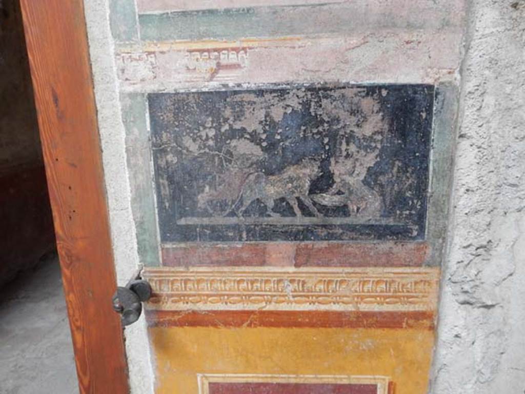 VI.15.1 Pompeii. May 2017. South side of atrium, decorative painting between doorways.   Photo courtesy of Buzz Ferebee.
